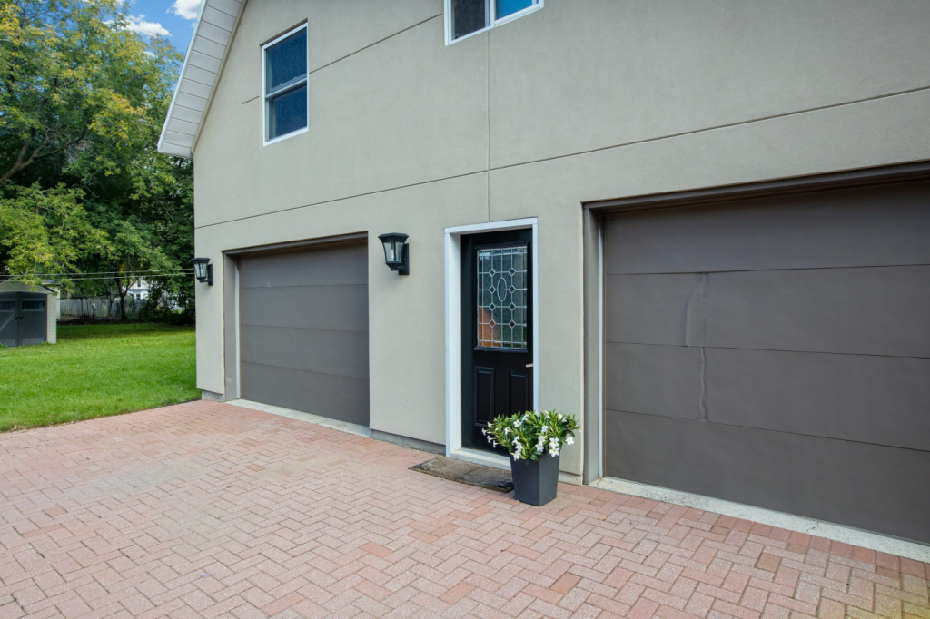 Contact a garage door repair service in Brentwood